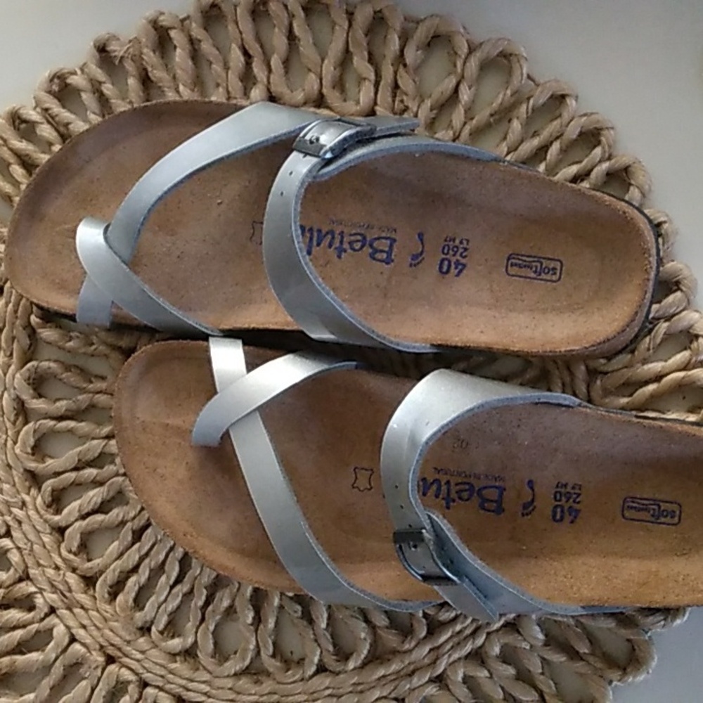 NWOT Birkenstock Women's Silver Sandals, Size 40, Narrow. SAME DAY SHIPPING! - Picture 4 of 4